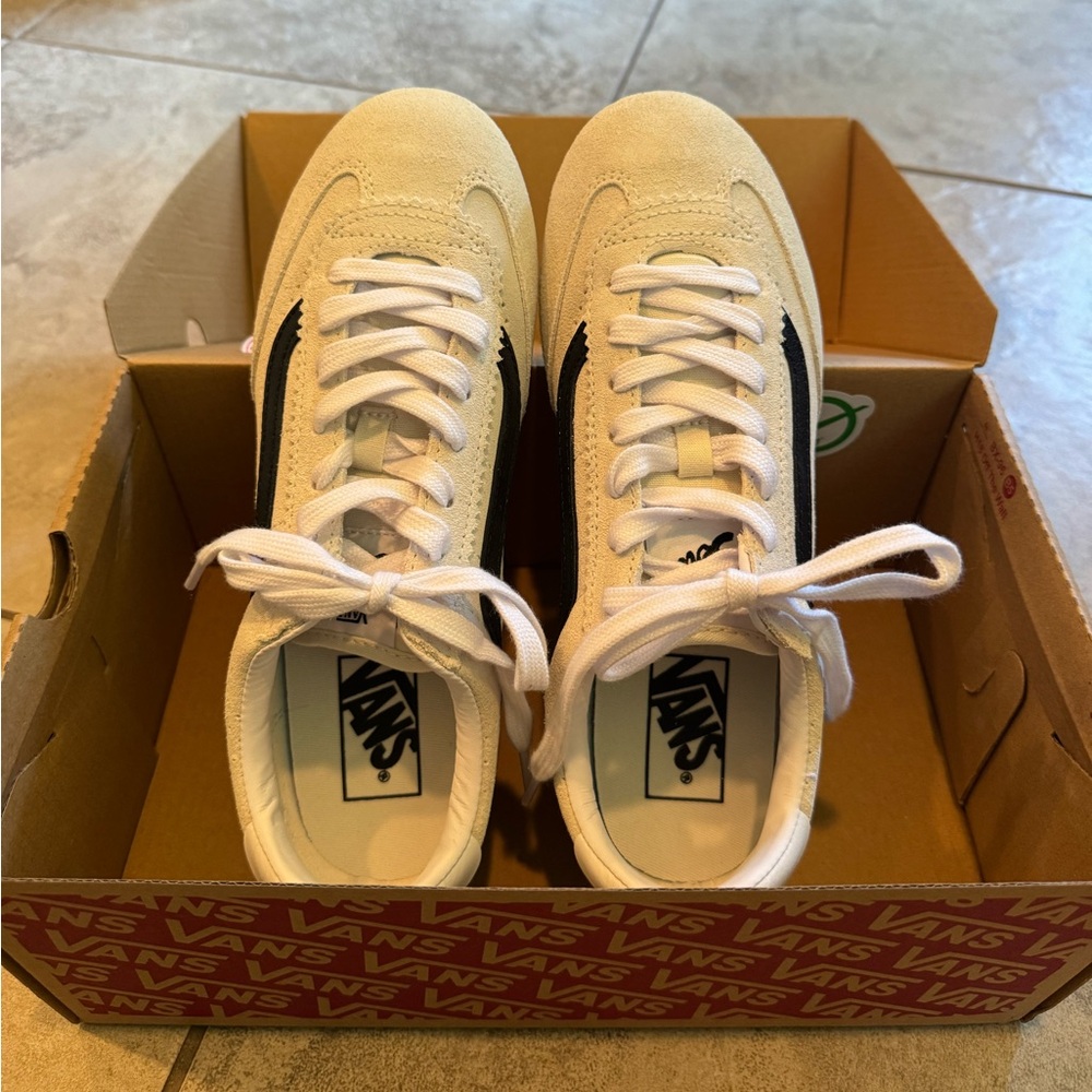 Brand new never been worn Vans Low Pro Serio 8.5 female